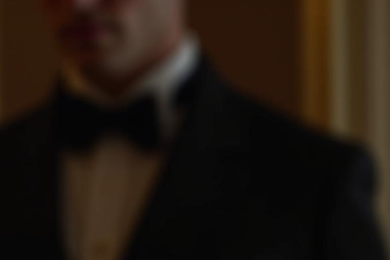 Мужчина в элегантном вечернем наряде.